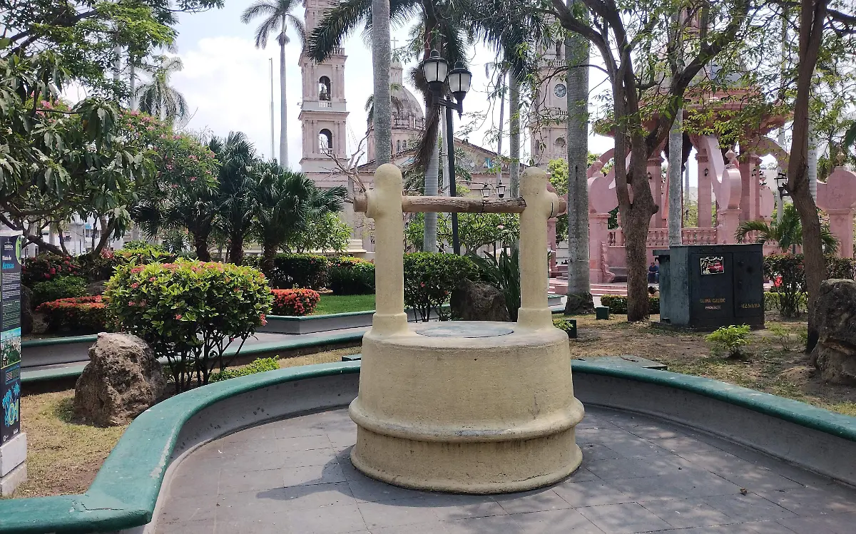 12-2_Entre las primeras obras idráulicas de la ciudad está este pozo en la plaza de Armas. Paulo Monsiváis